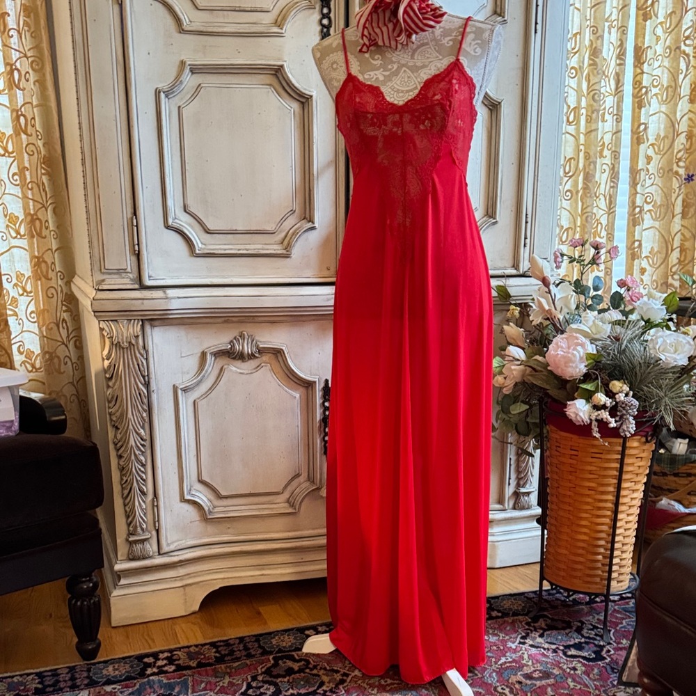 OLGA SCARLET GOWN-SLIP DRESS 🎁 IN TGREAT FOR GIVING -VINTAGE LIKE NEW SZ M